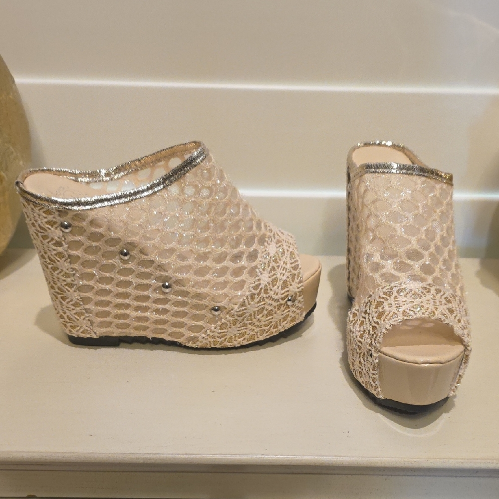 New Chic Cream Wedge Sandals with Metallic Accents
